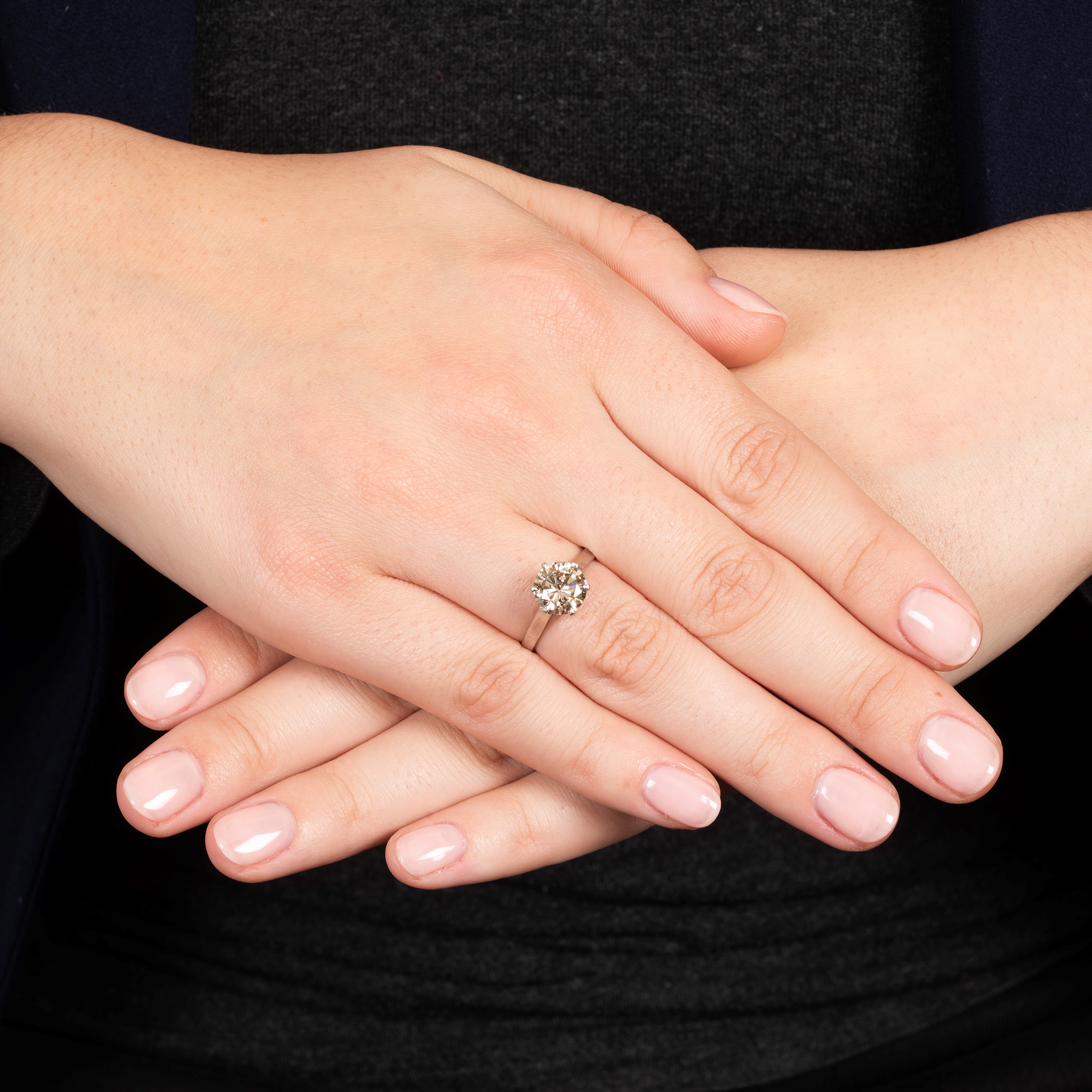 Anello solitario in oro bianco 18 kt e diamante brown