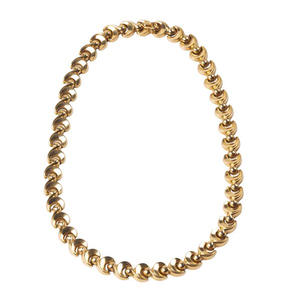 18 kt yellow gold fancy rounded link necklace