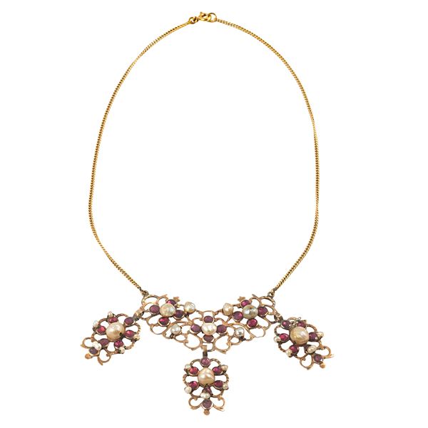9kt rose gold necklace with 18kt yellow gold chain, pearls and garnets