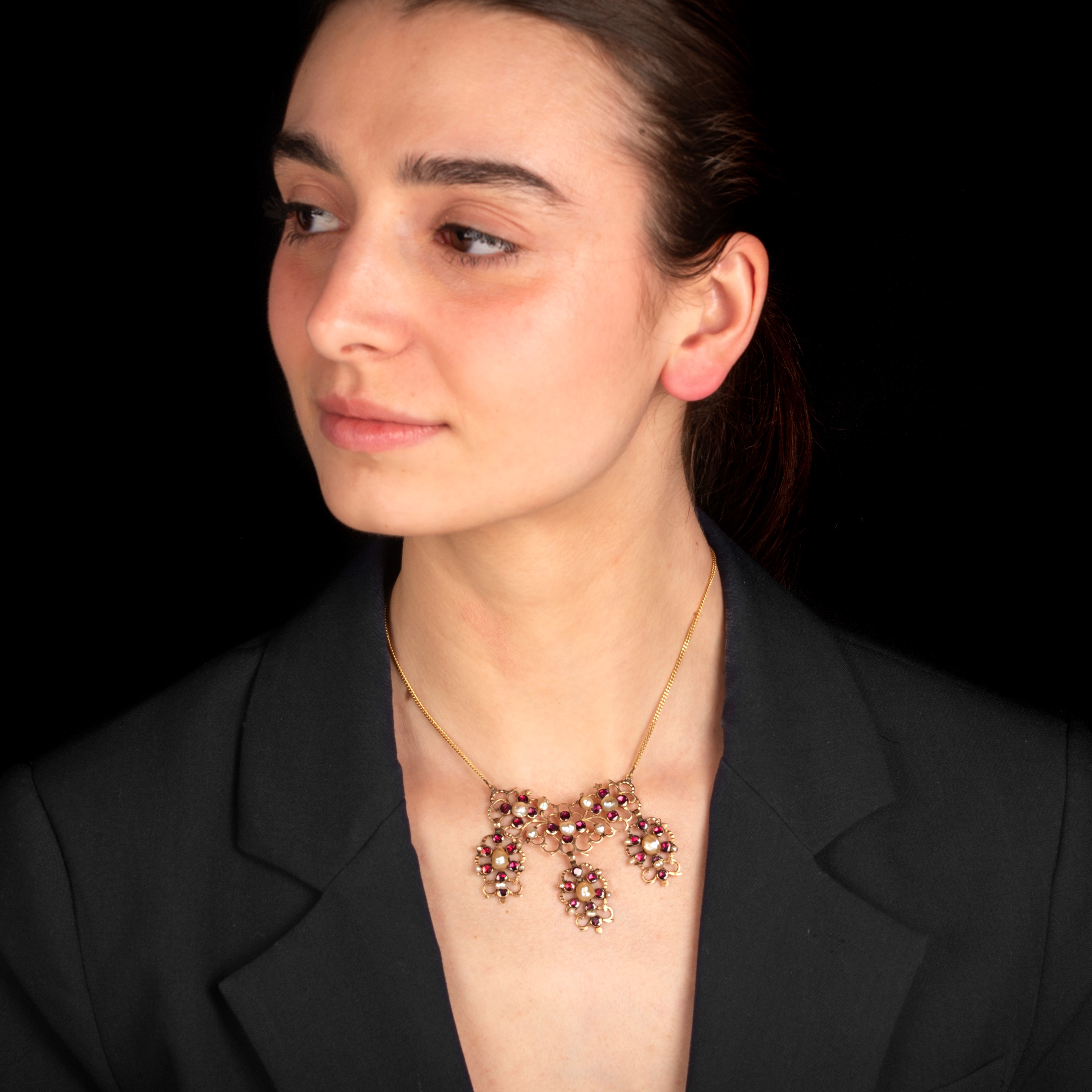 Collana in oro rosa a 9 kt con catena in oro giallo 18 kt, perle e granati