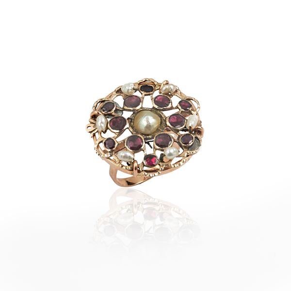 Large ring in 9kt rose gold, pearls and garnet
