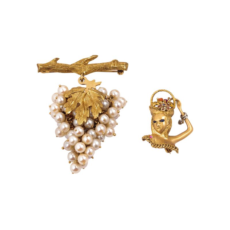 Spilla a barretta con uva in oro giallo 18 kt e perle e spilla in oro 18 kt con figura femminile