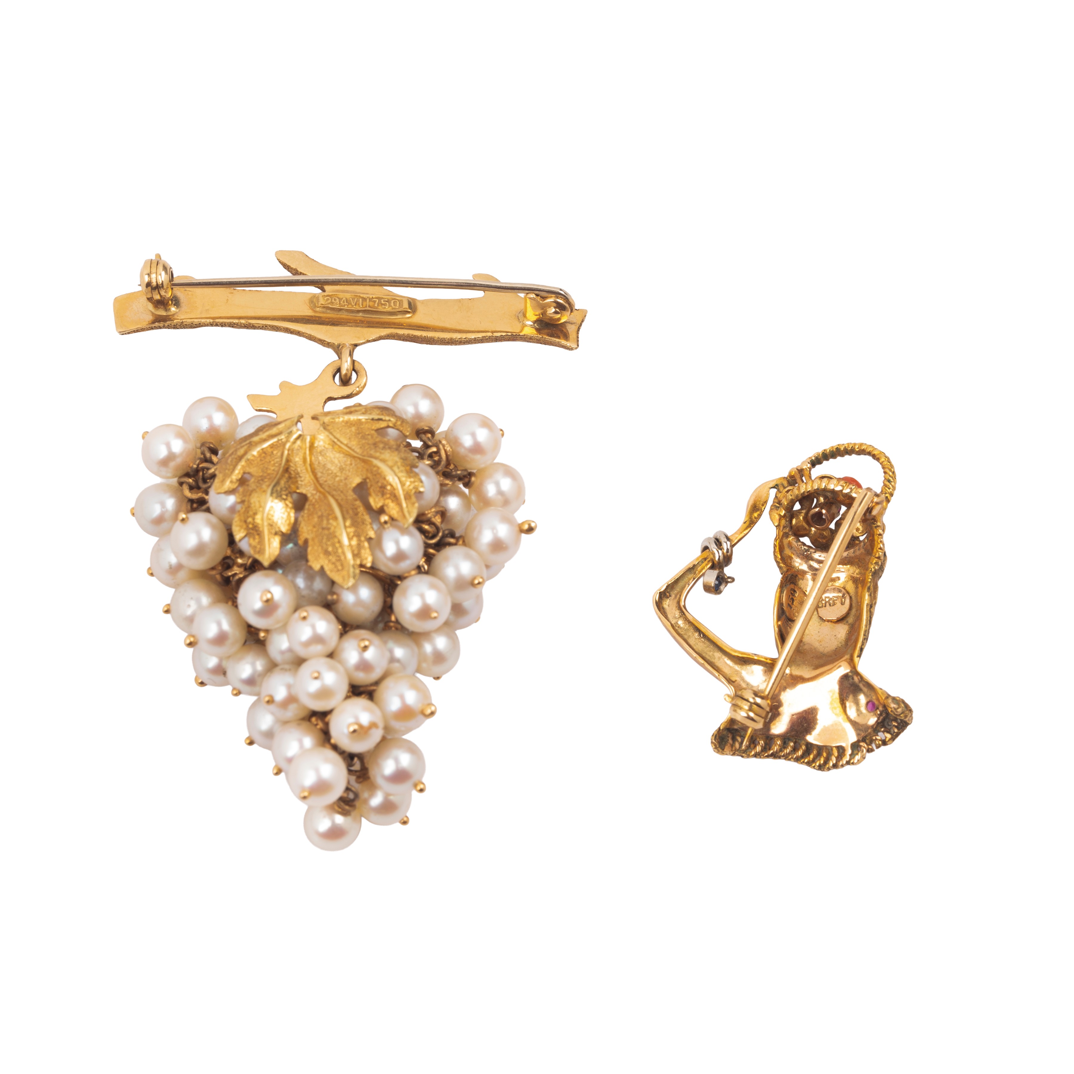 Spilla a barretta con uva in oro giallo 18 kt e perle e spilla in oro 18 kt con figura femminile