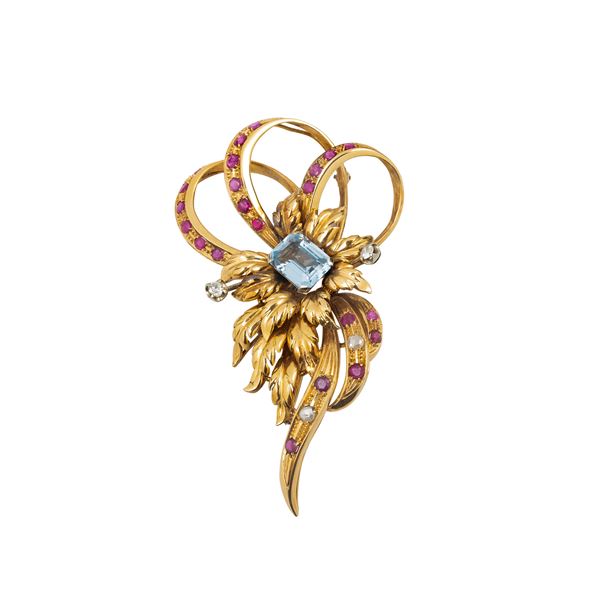 Large floral brooch in 18 kt yellow gold, rubies and aquamarine
