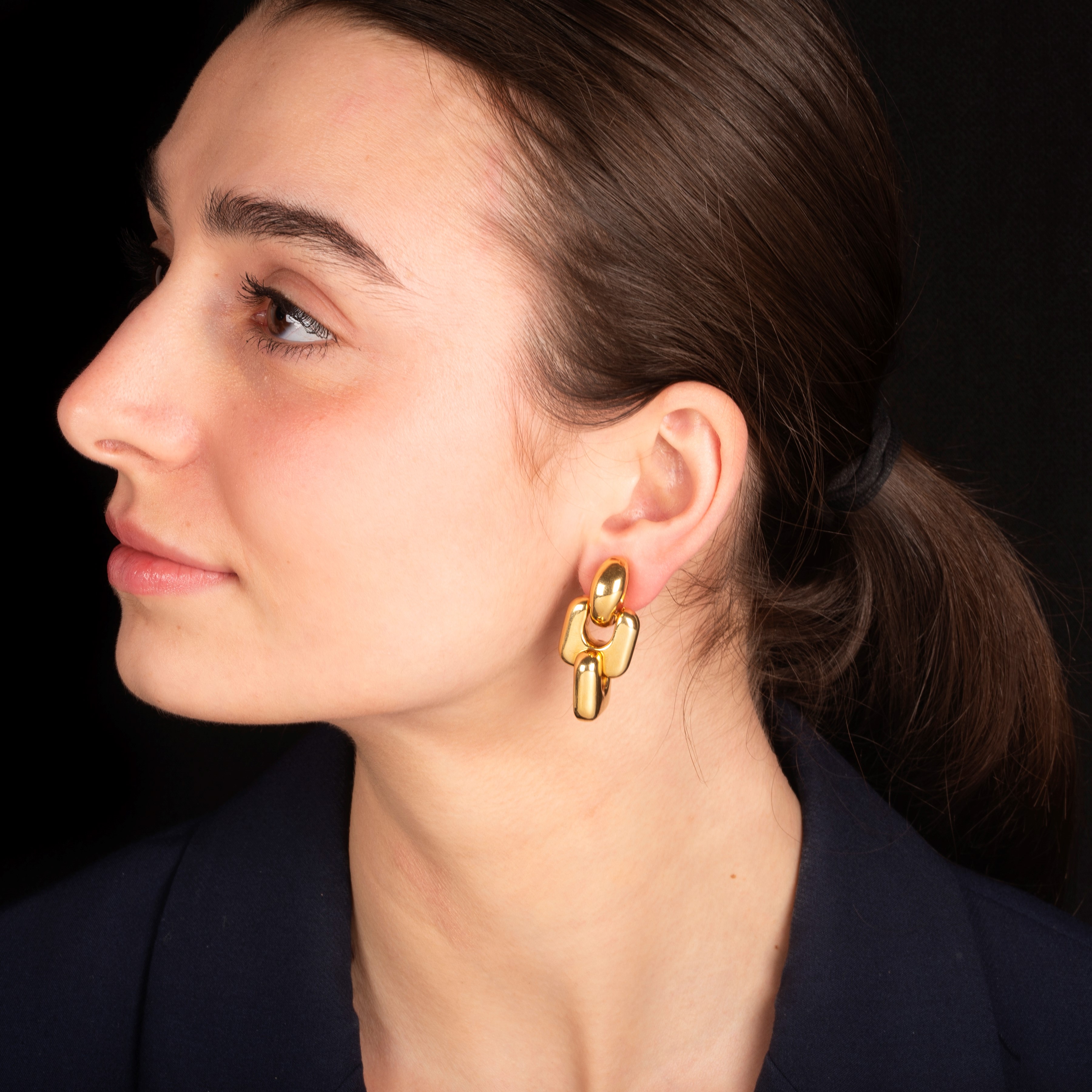 Paio di grandi orecchini pendenti a maglie intrecciate in oro giallo 18 kt