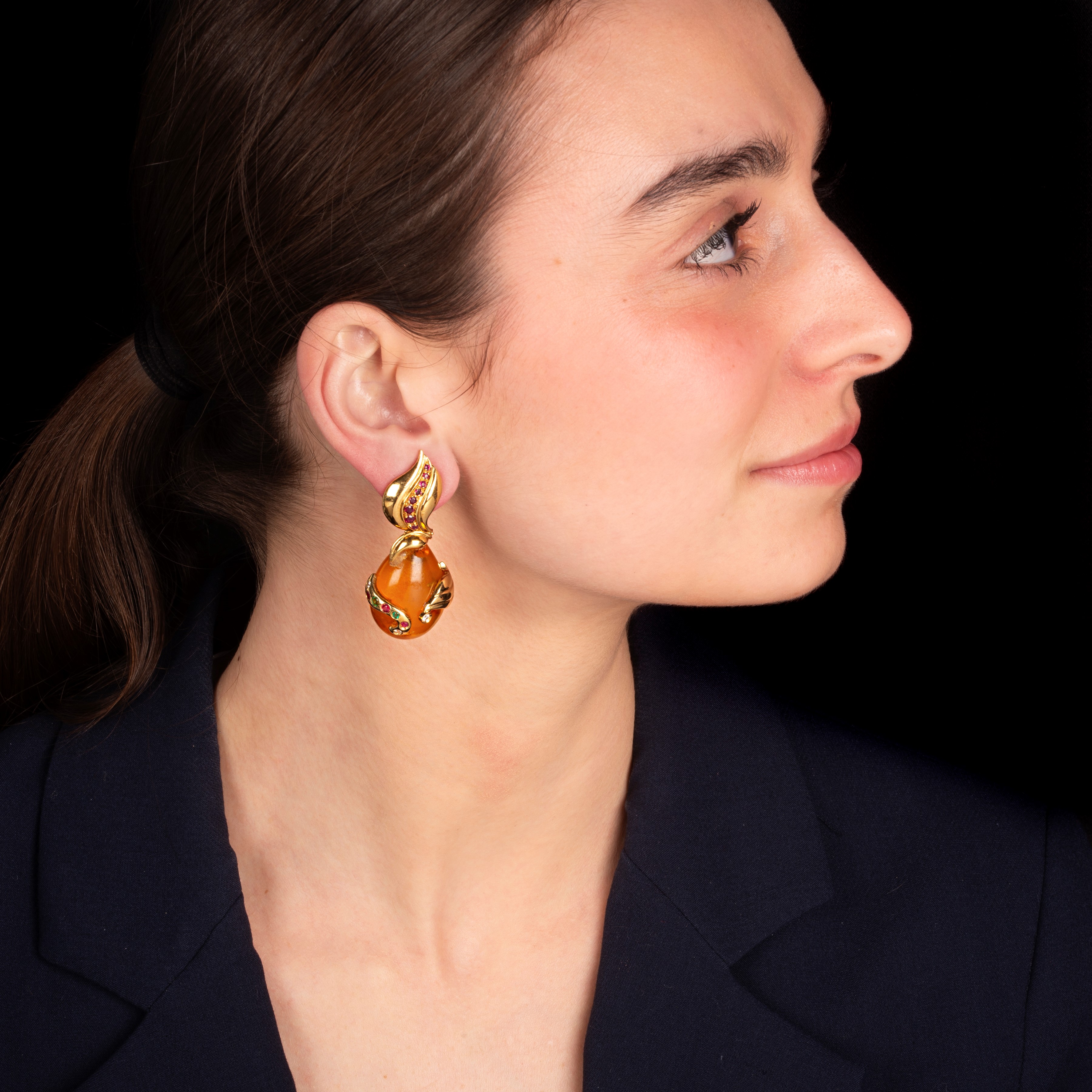 Paio di grandi orecchini pendenti in oro giallo 18 kt, smeraldi, rubini e ambra