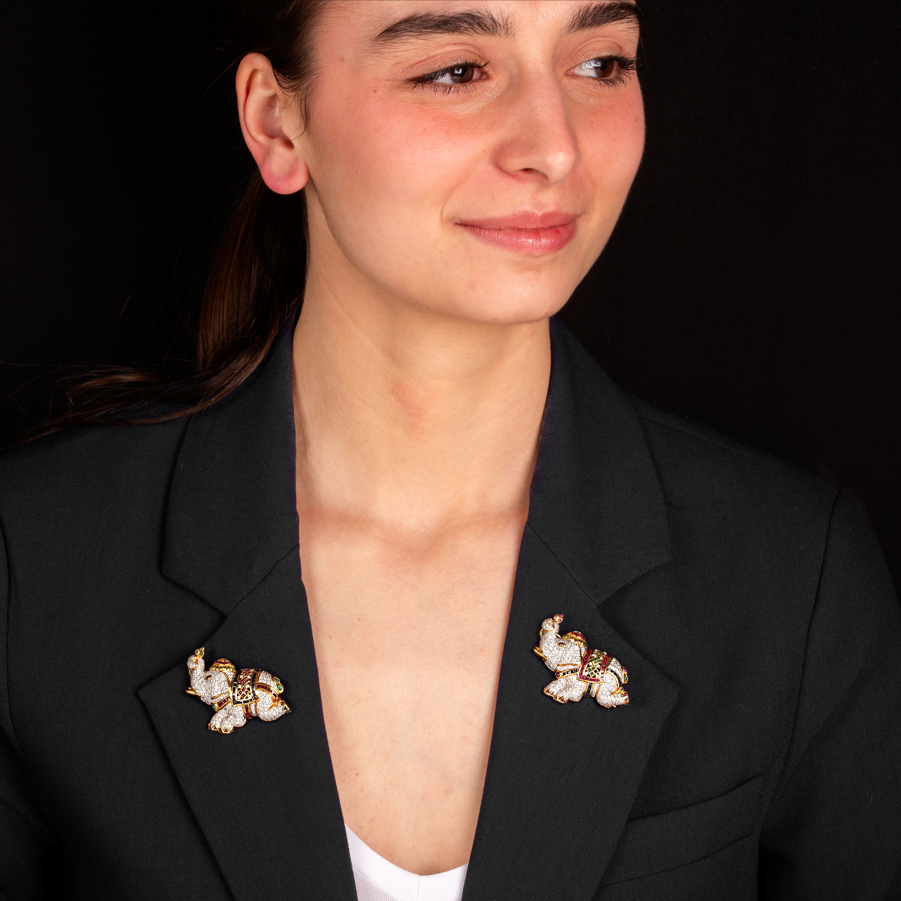 Coppia di clips Elefanti in oro giallo 18 kt, rubini, smeraldi, zaffiri e diamanti