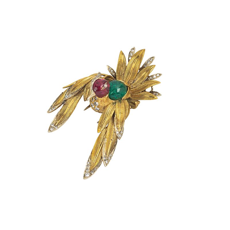 Grande clip Uccello del paradiso in oro giallo e bianco 18 kt, diamanti, rubini e smeraldo