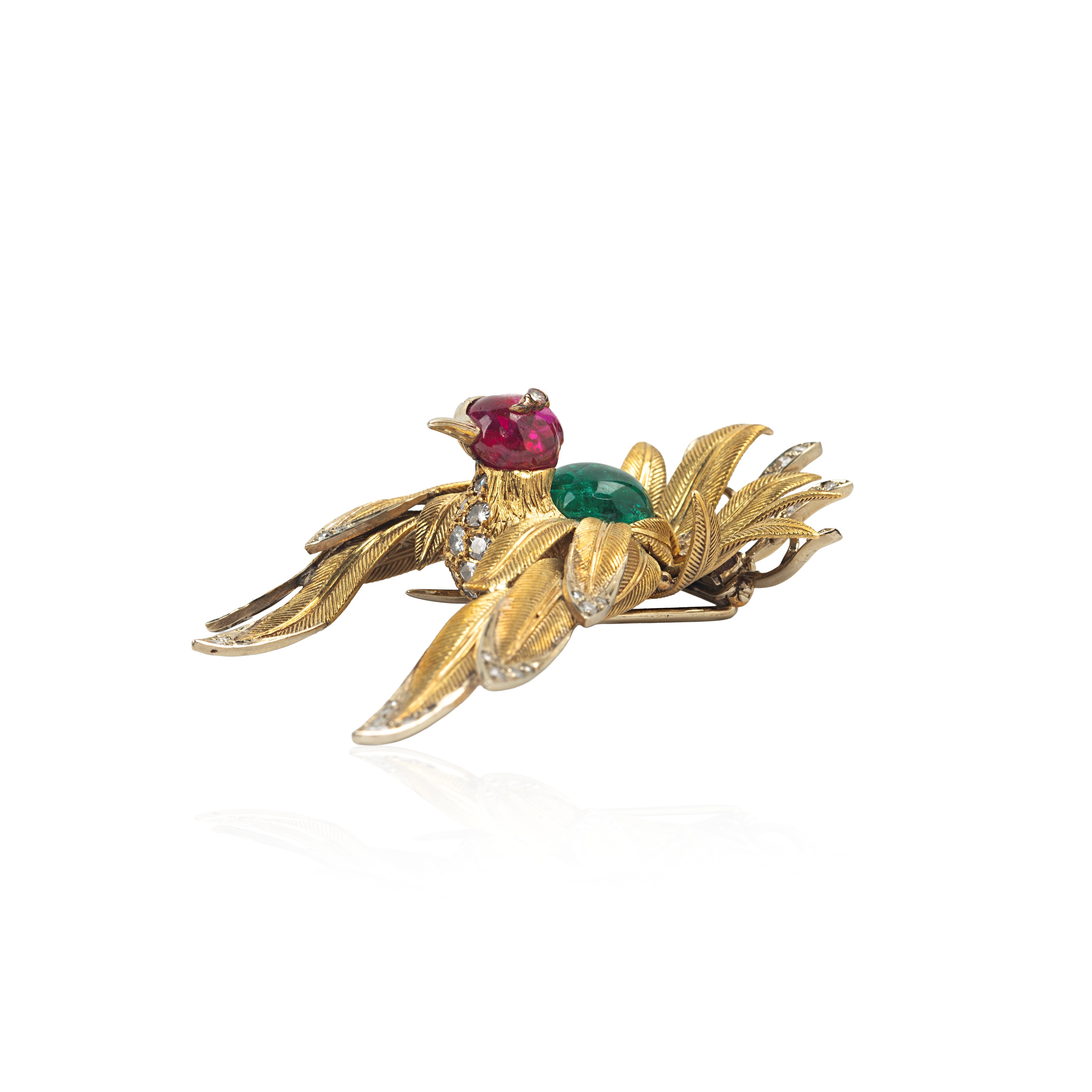 Grande clip Uccello del paradiso in oro giallo e bianco 18 kt, diamanti, rubini e smeraldo