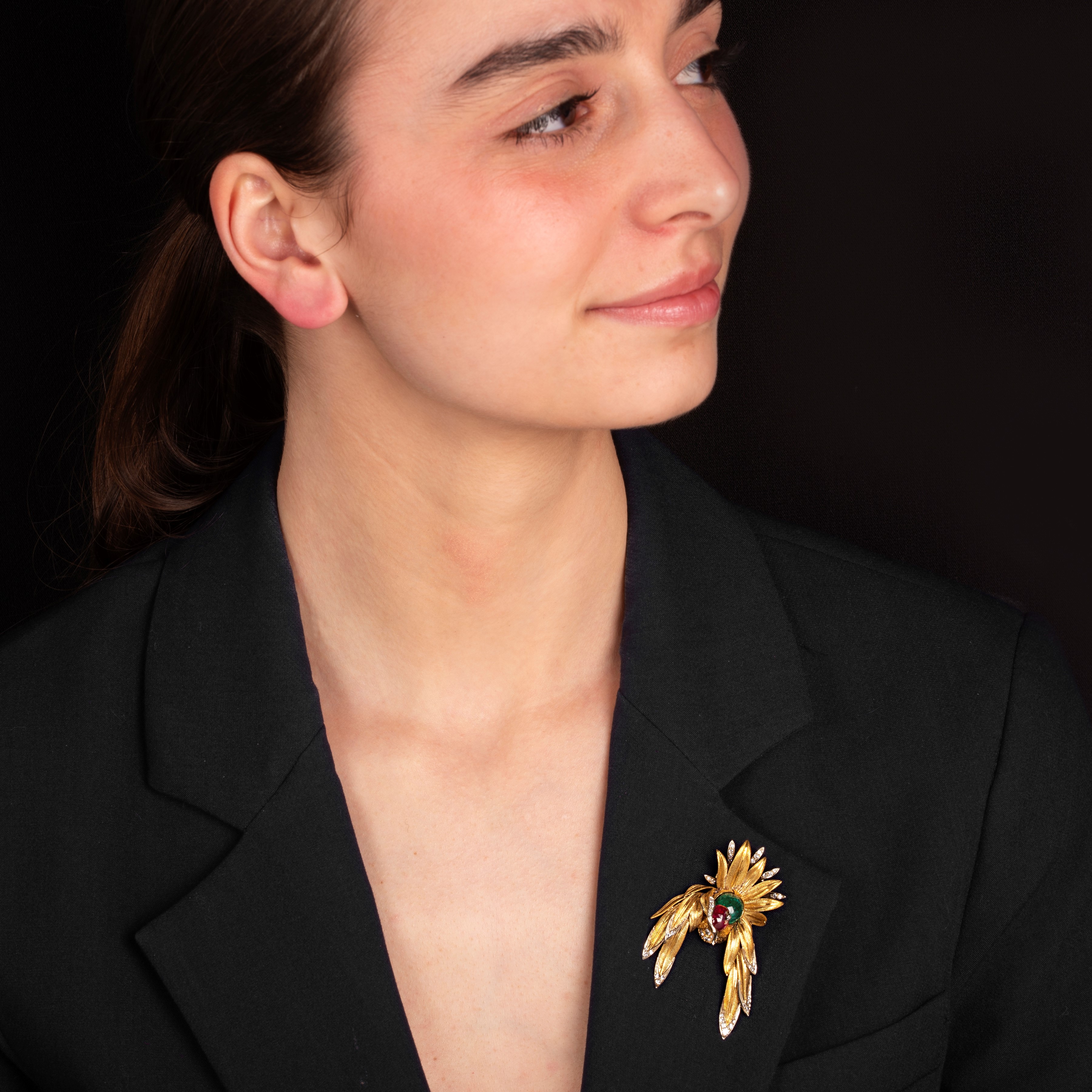 Grande clip Uccello del paradiso in oro giallo e bianco 18 kt, diamanti, rubini e smeraldo