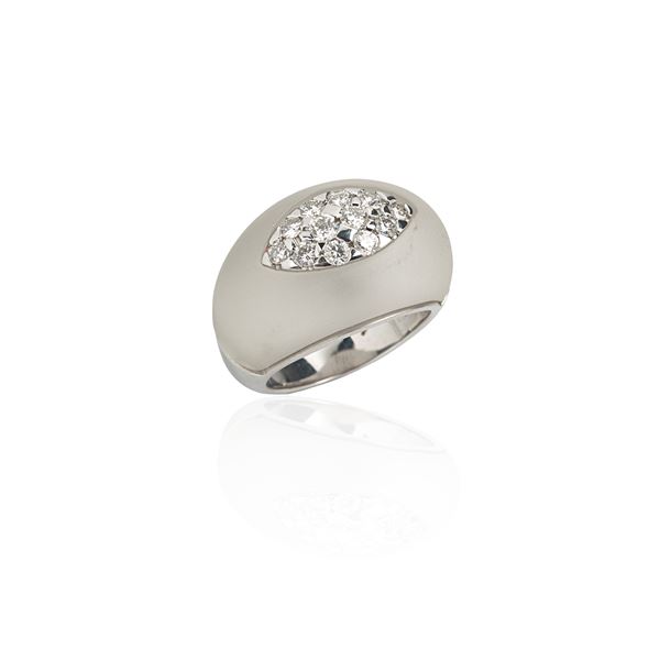 Domed ring in 18 kt white gold, crystal and diamonds