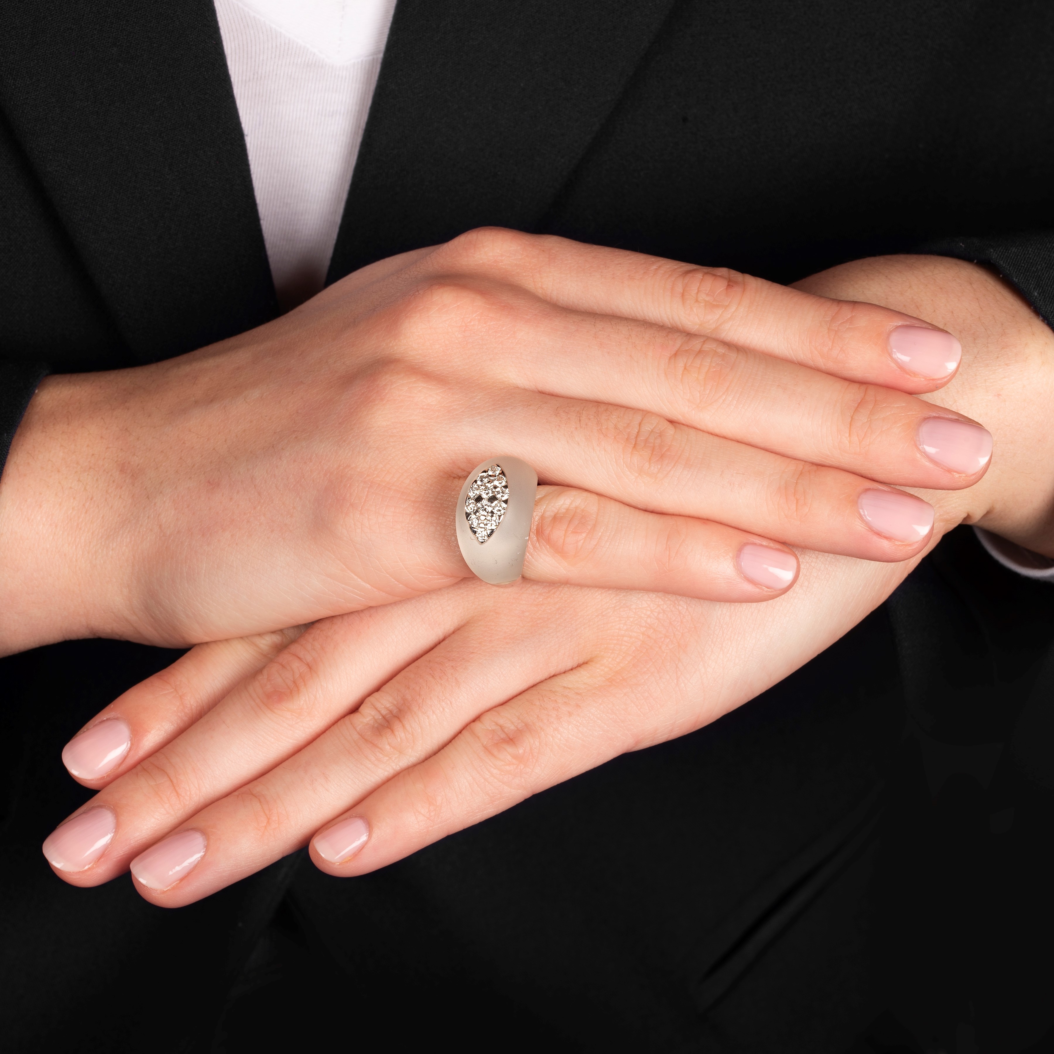 Anello bombato in oro bianco 18 kt, cristallo e diamanti