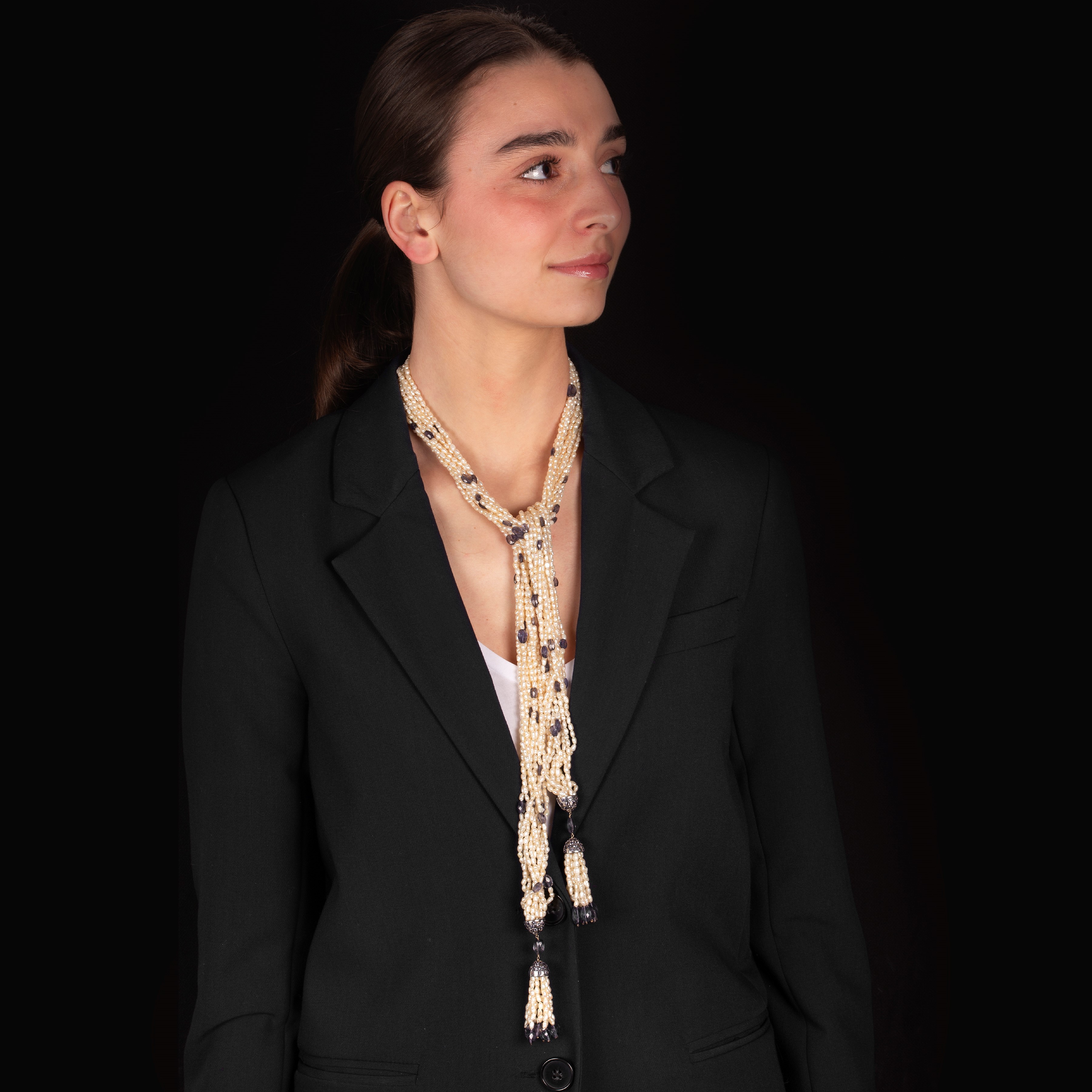 Lunga collana millefili in perle di fiume, oro bianco 18 kr e iolite