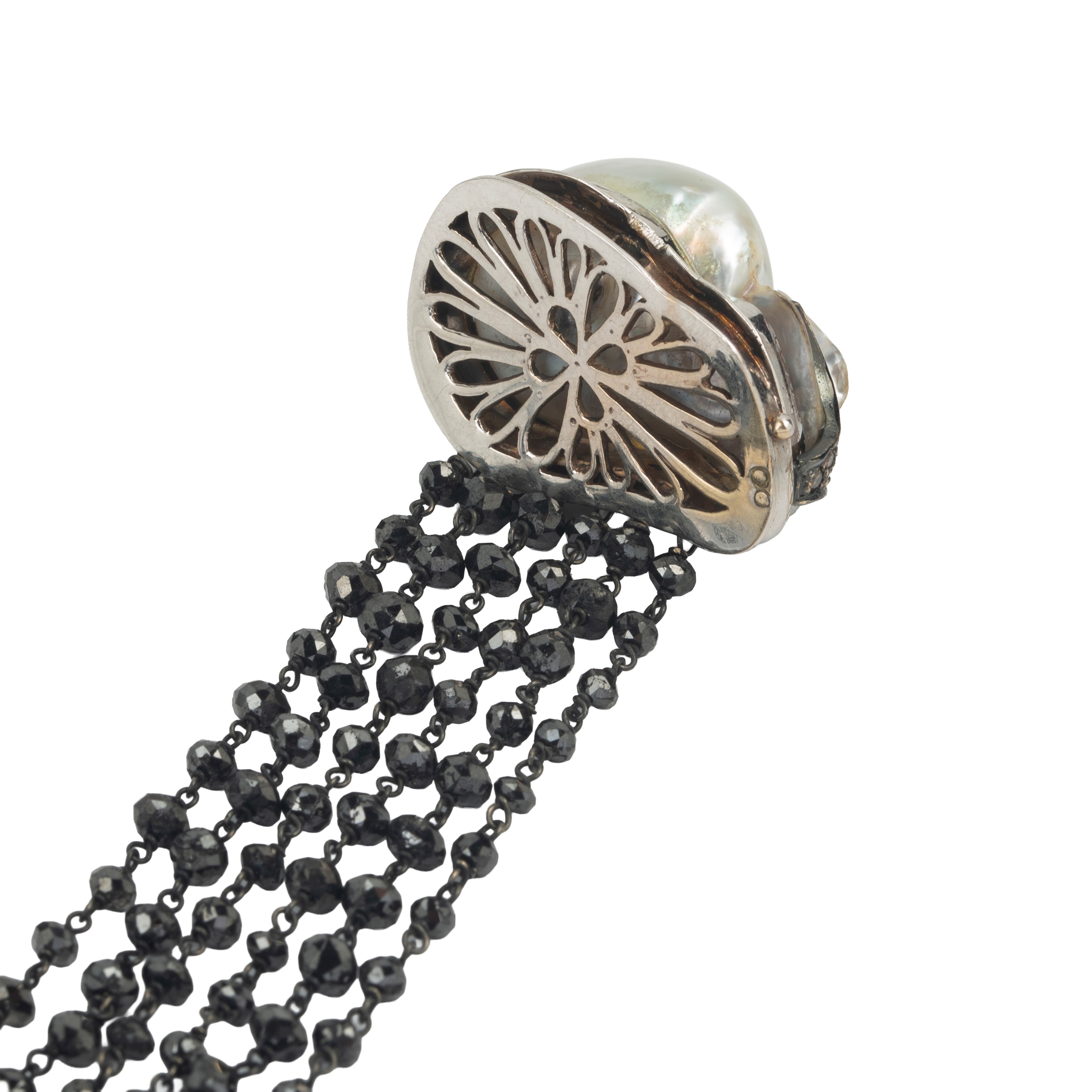 Bracciale in oro bianco 18 kt, diamanti neri, perla scaramazza e diamanti brown