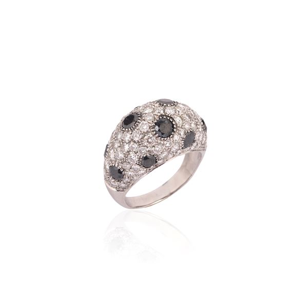 Domed ring in 18kt white gold, diamonds and onyx