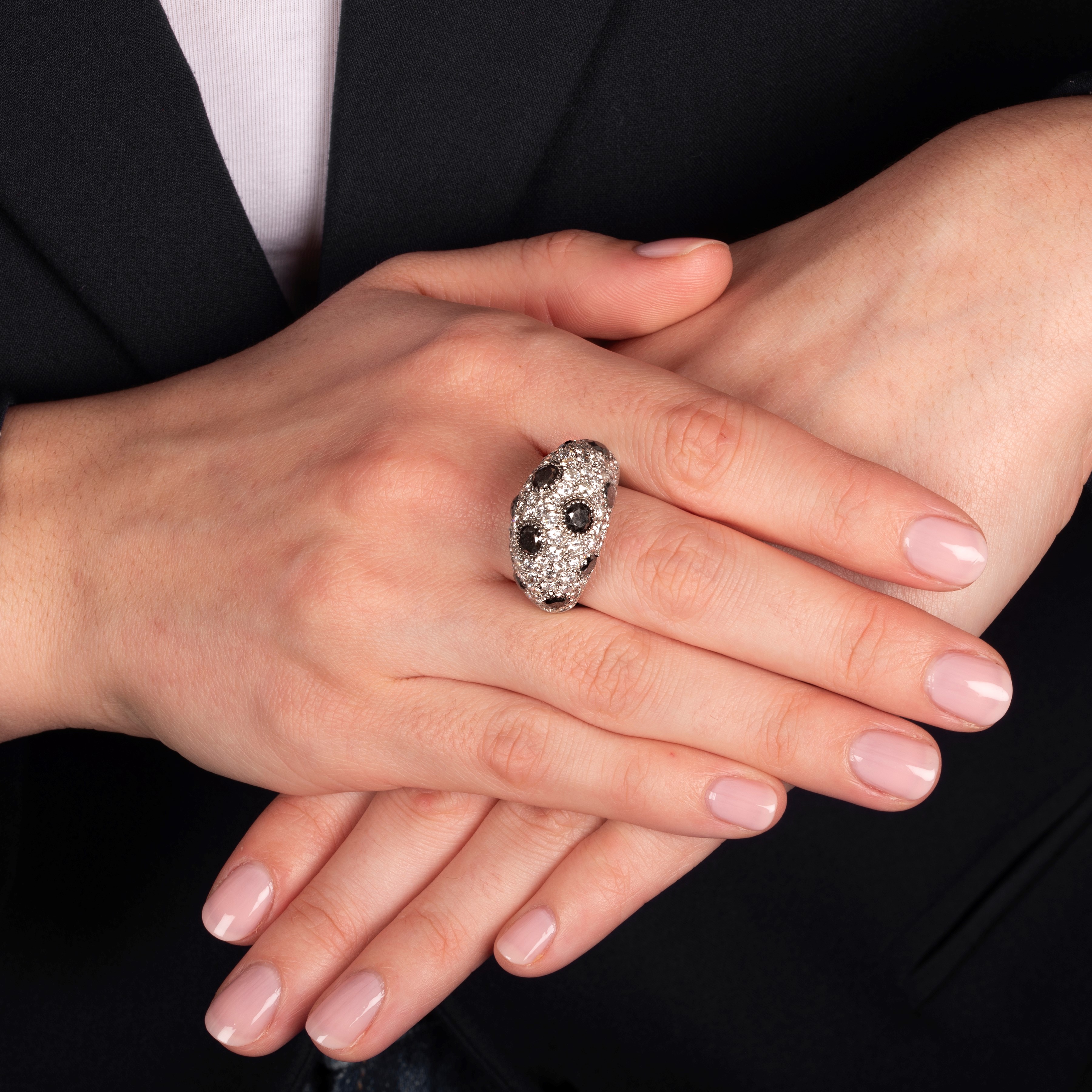 Anello bombato in oro bianco 18 kt, diamanti e diamanti neri