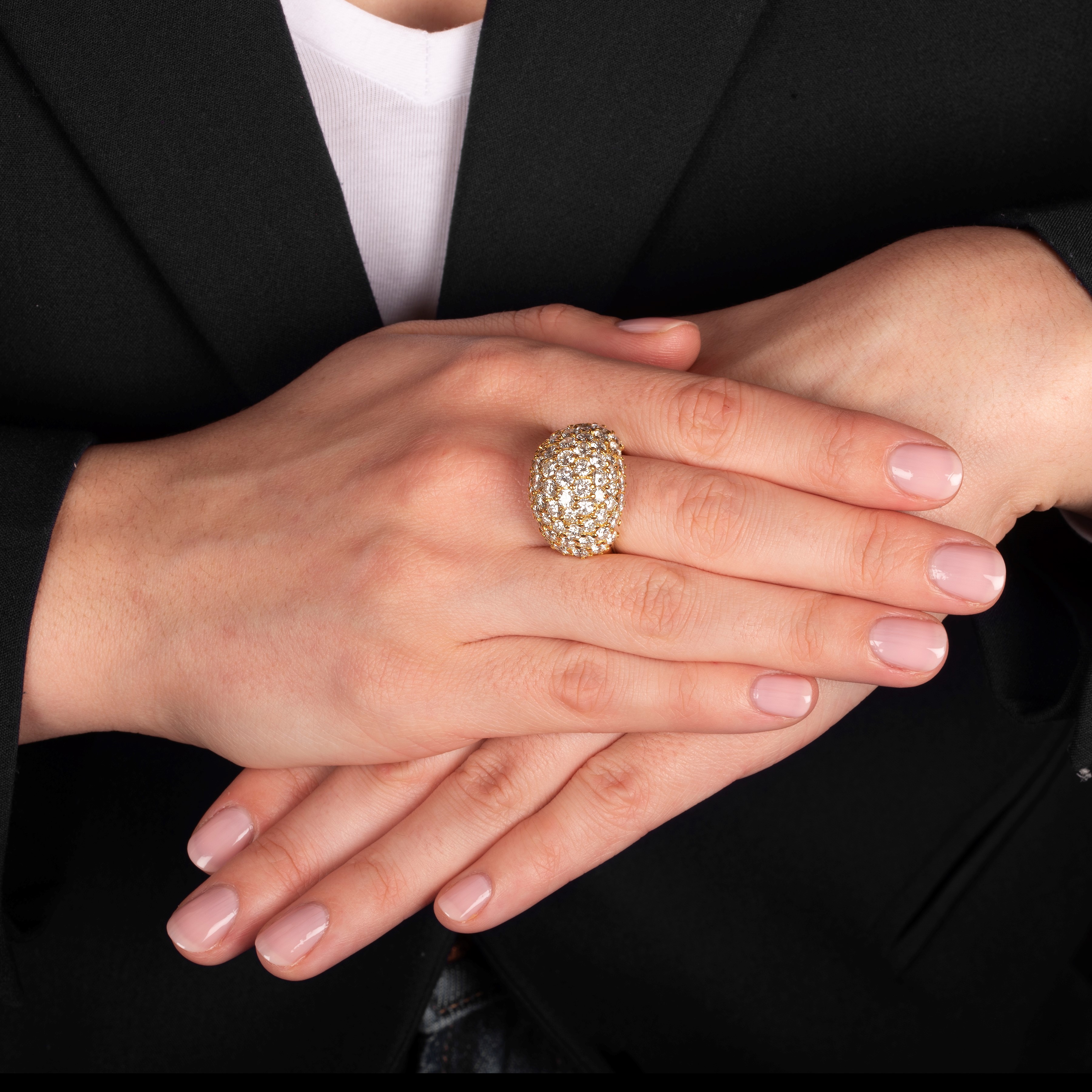 Grande anello bombato in oro giallo 18 kt e diamanti