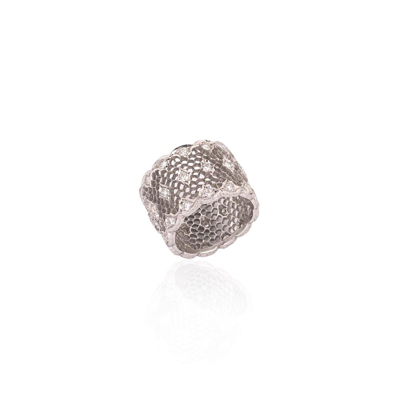 Anello realizzato a tricot in oro bianco 18 kt e diamanti