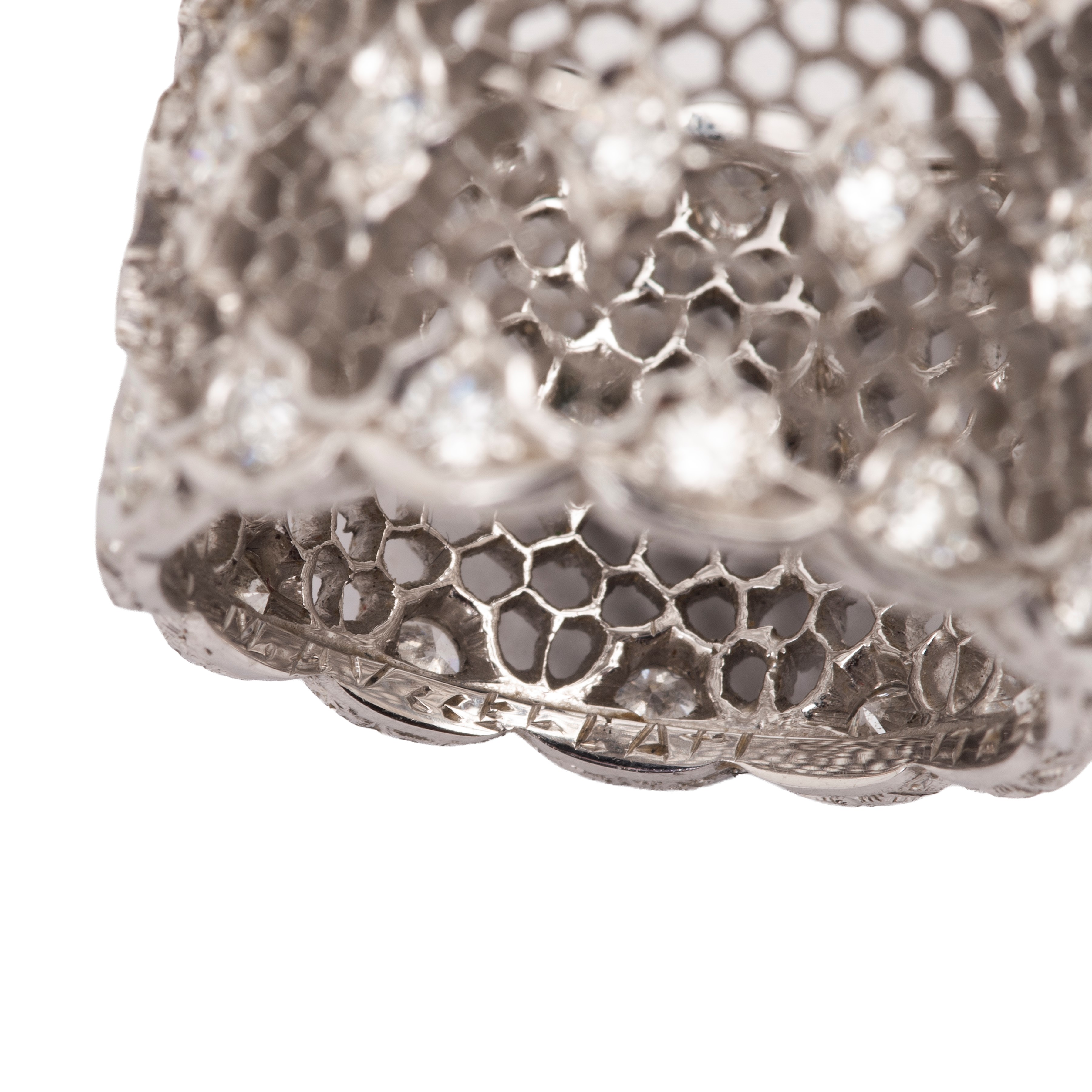 Anello realizzato a tricot in oro bianco 18 kt e diamanti