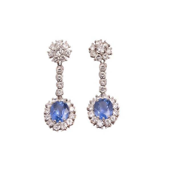Pair of pendant earrings in 18 kt white gold, diamonds and Sri Lanka sapphires