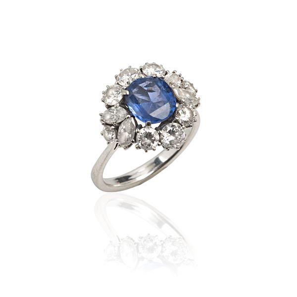 Daisy ring in 18 kt white gold, diamonds and natural Sri Lankan sapphire