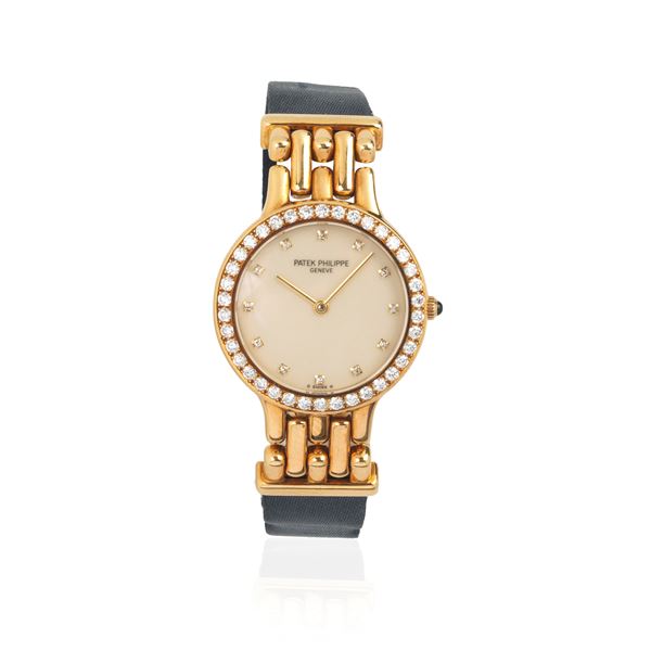 Lady's watch in 18 kt yellow gold, diamonds and black fabric
