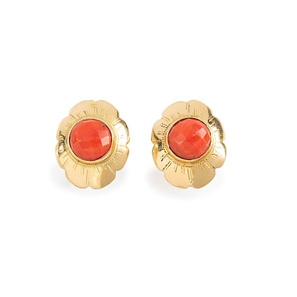 Pair of 18kt yellow gold and red coral earrings