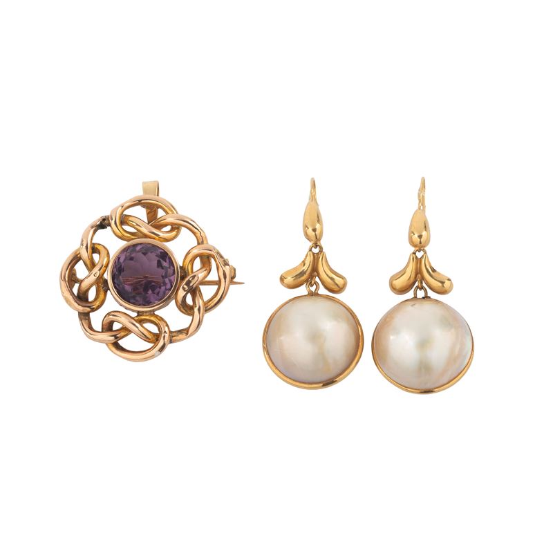 Paio di orecchini pendenti in oro giallo 18 kt e perle mabè e spilla in oro 18 kt e quarzo viola