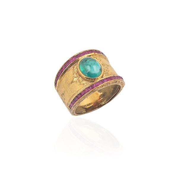 Band ring in satin 18kt yellow gold, rubies and emerald