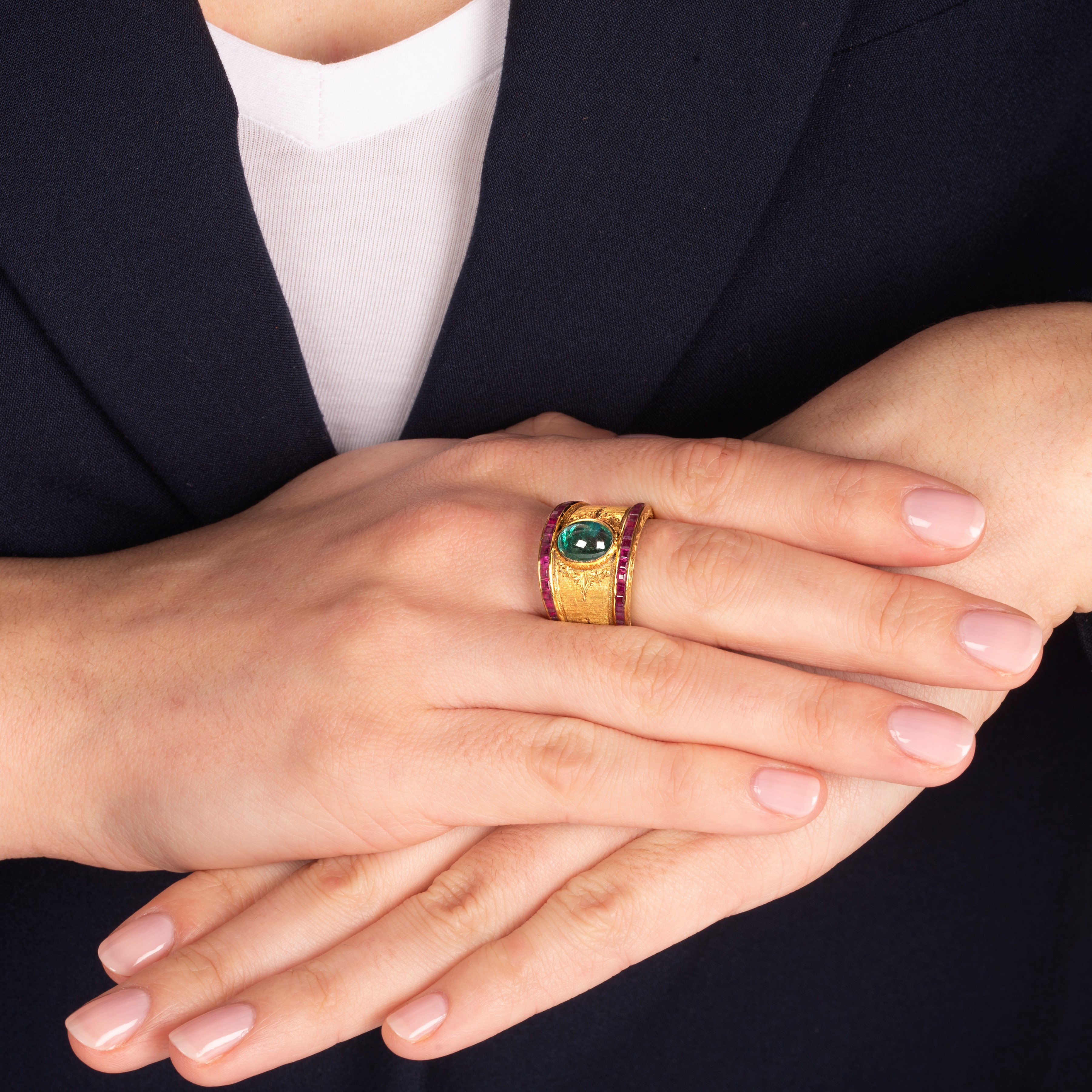 Anello a fascia in oro giallo 18kt satinato, rubini e smeraldo