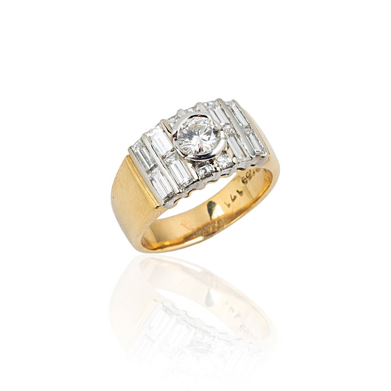 Anello a fascia in oro giallo e bianco 18 kt con diamante centrale e diamanti baguette