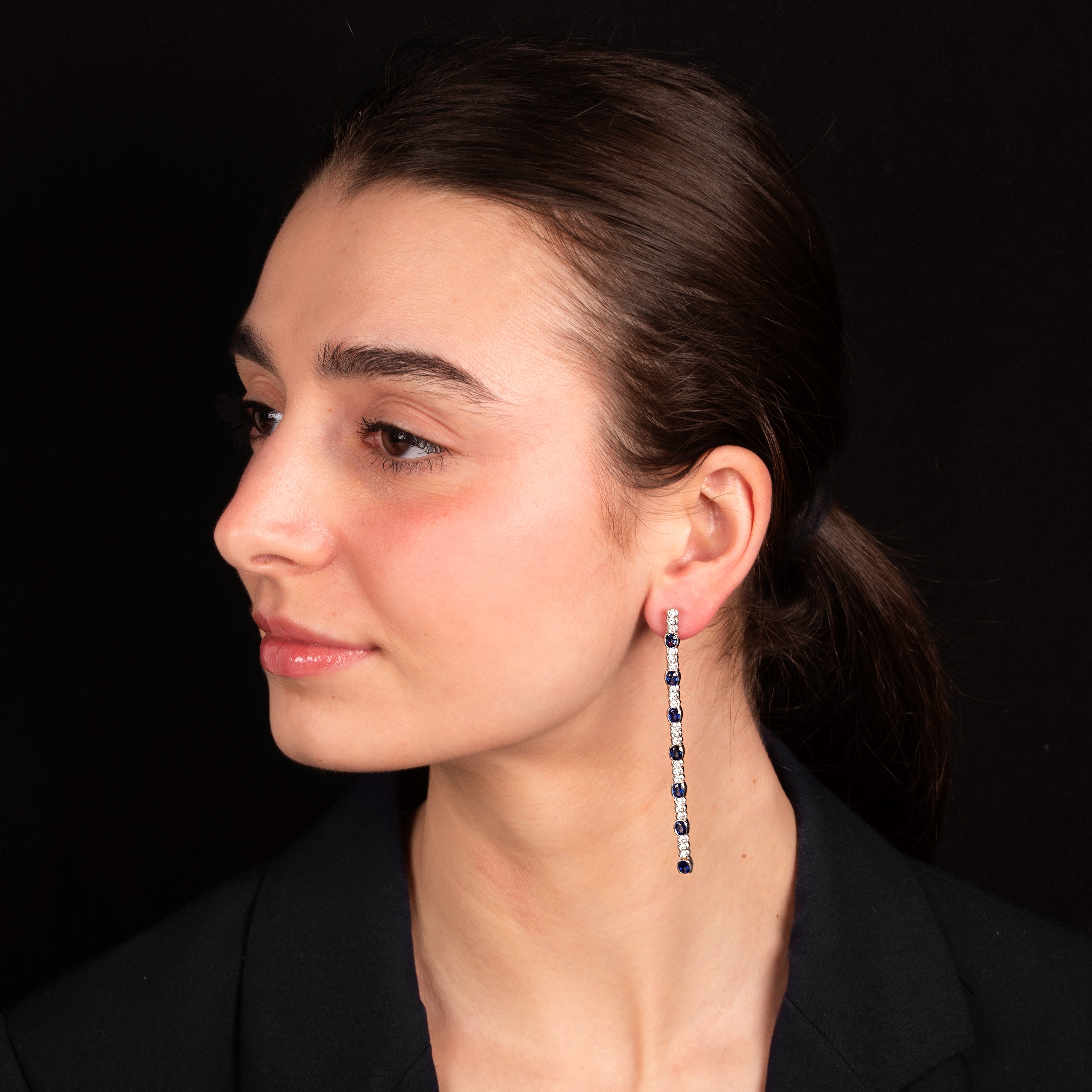 Paio di lunghi orecchini pendenti in oro bianco 18 kt, diamanti e zaffiri