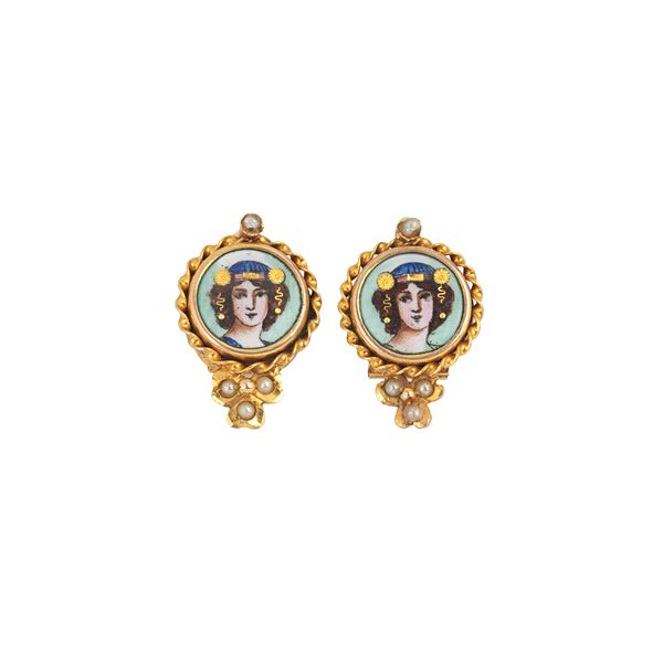Pair of earrings in 9 kt yellow gold and miniatures with female faces