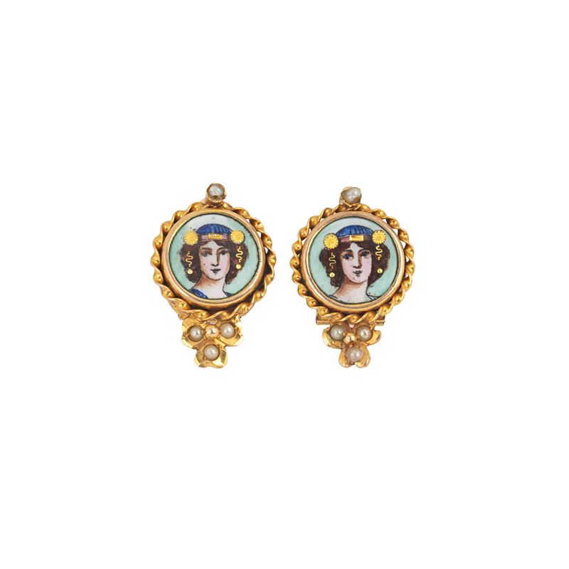 Paio di orecchini in oro giallo 9 kt e miniature con volti femminili
