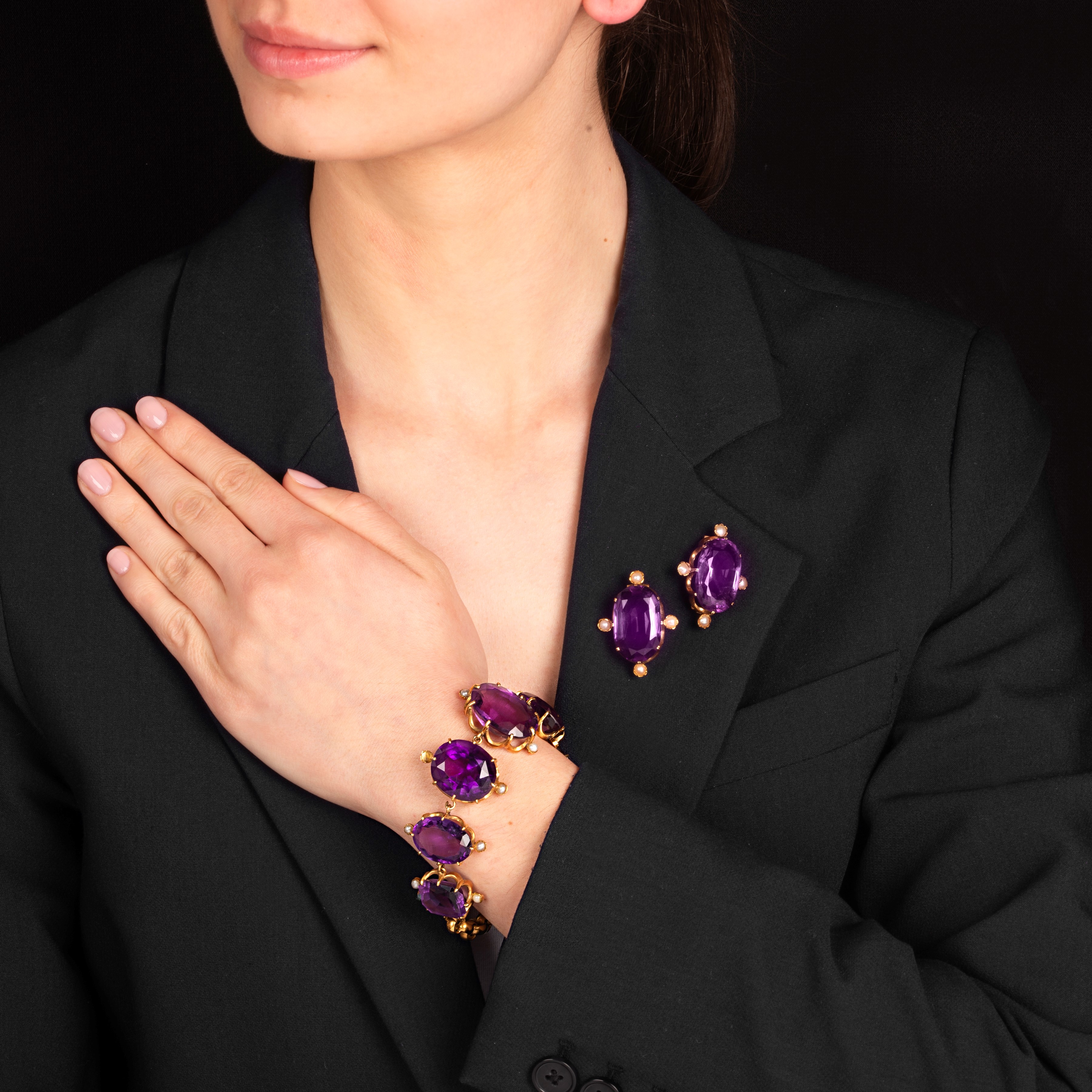 Due spille e grande bracciale in oro giallo 18 kt, microperle e ametista