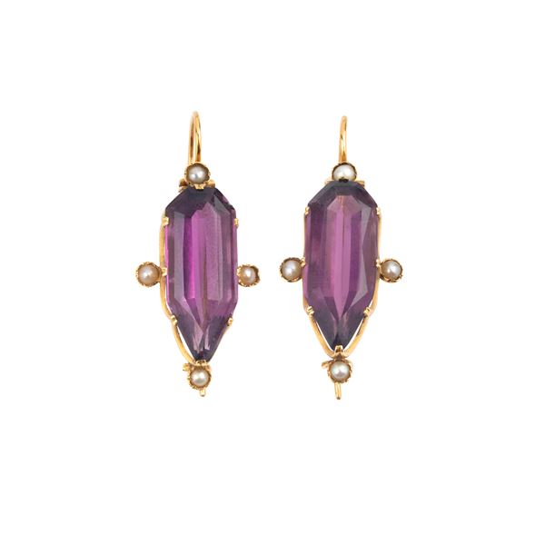 Pair of long earrings in 18 kt yellow gold, micropearls and amethyst