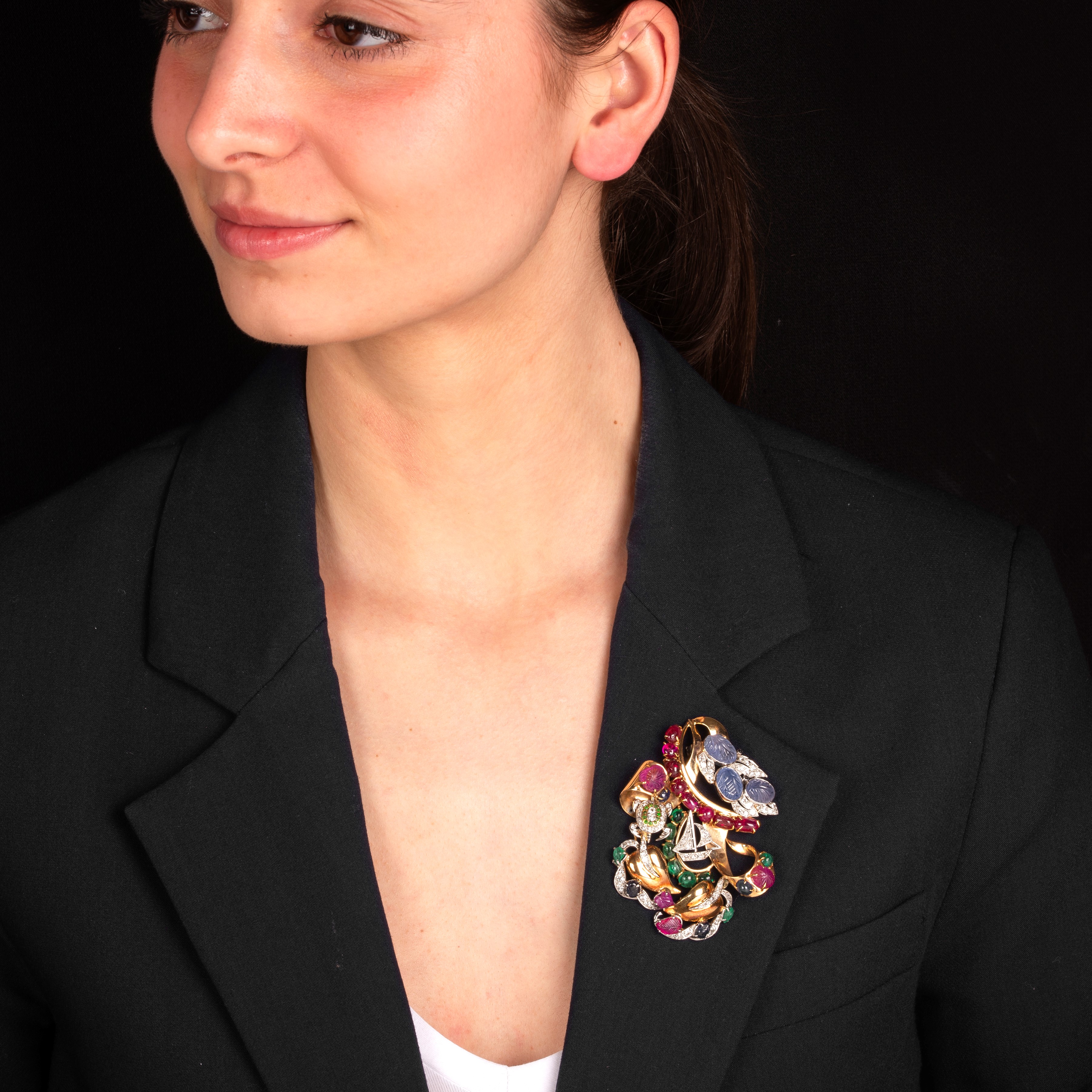 Grande clip in oro giallo e bianco 14 kt, diamanti, rubini, zaffiri e smeraldi