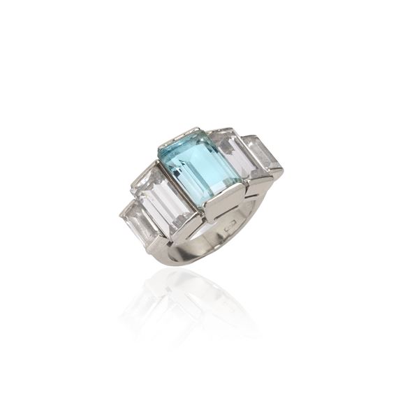 Large bridge ring in 18 kt white gold, aquamarine and colorless stones
