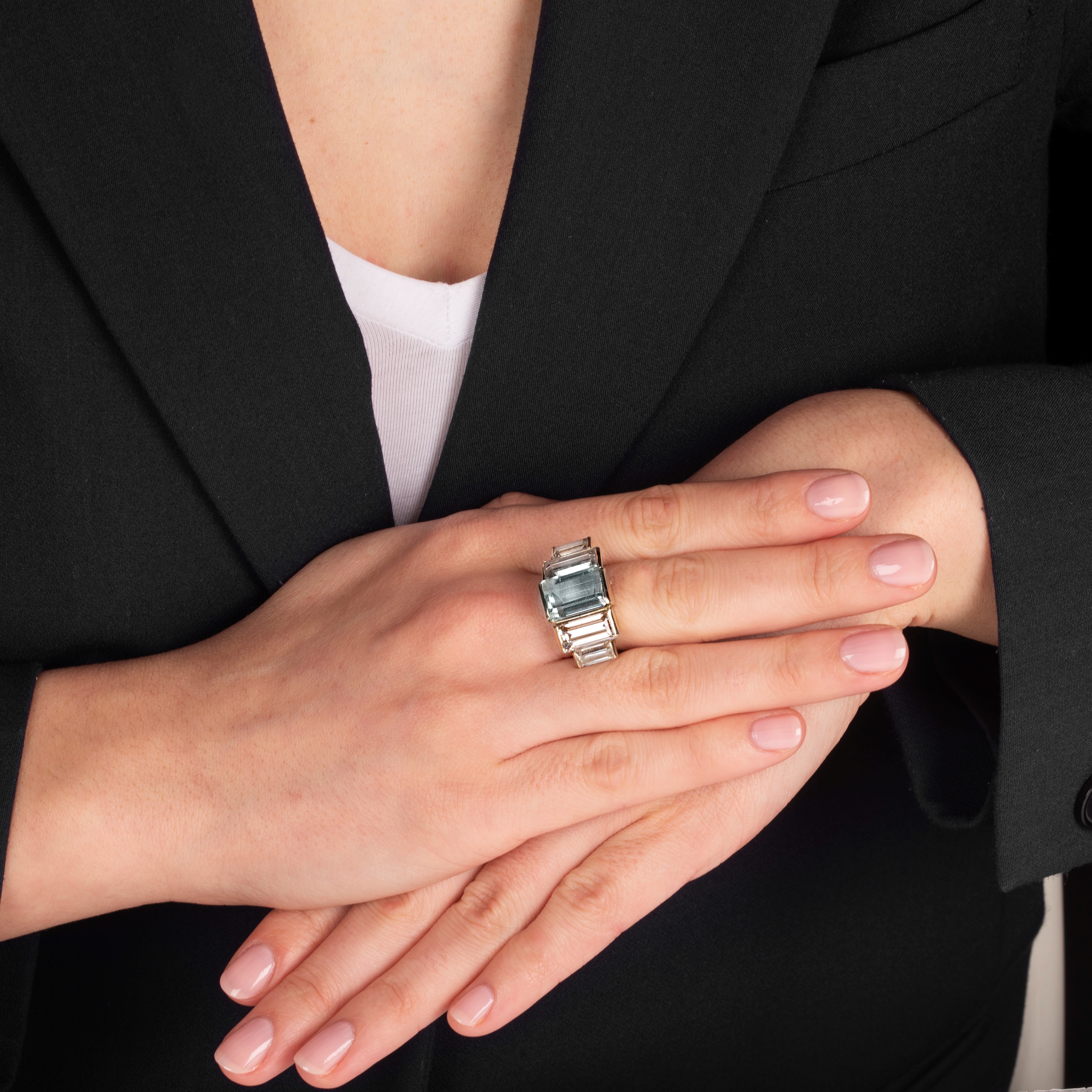 Grande anello a ponte in oro bianco 18 kt, acquamarina e pietre incolori