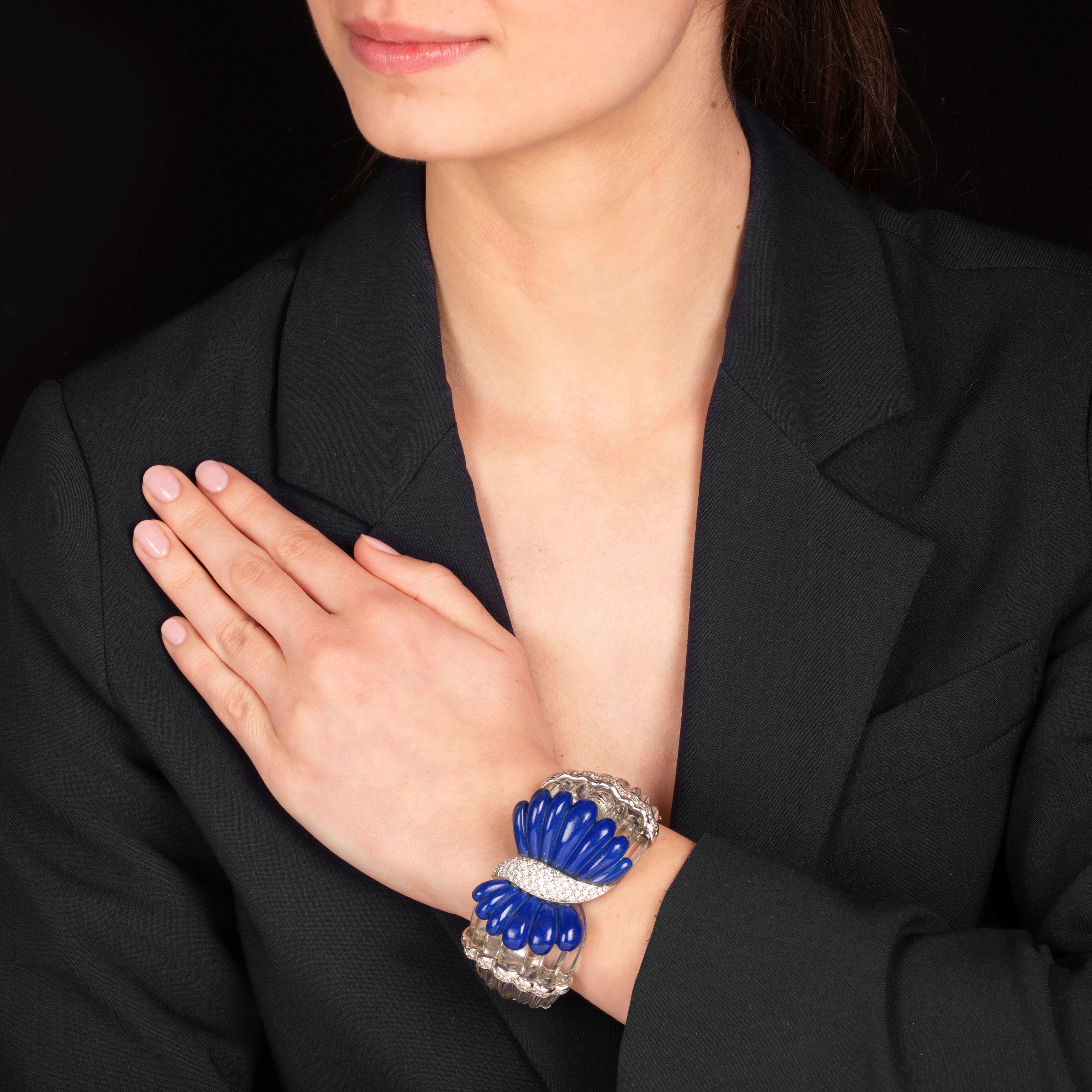 Grande bracciale rigido in oro bianco 18 kt, cristallo di rocca, diamanti e lapislazzuli