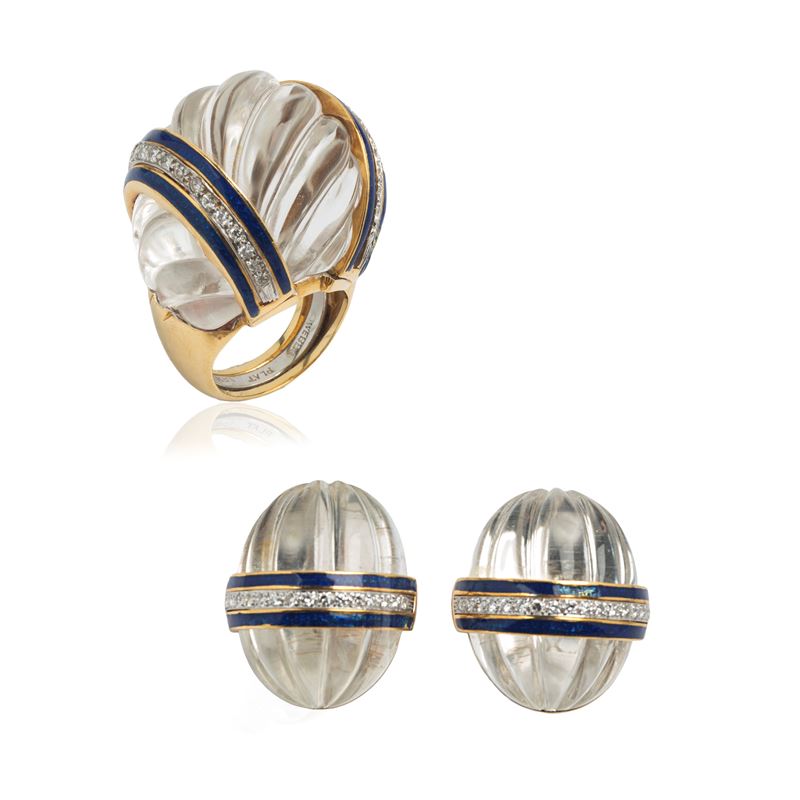 Orecchini a clips e anello in oro giallo 18 kt, cristallo dii rocca, diamanti e smalto blu