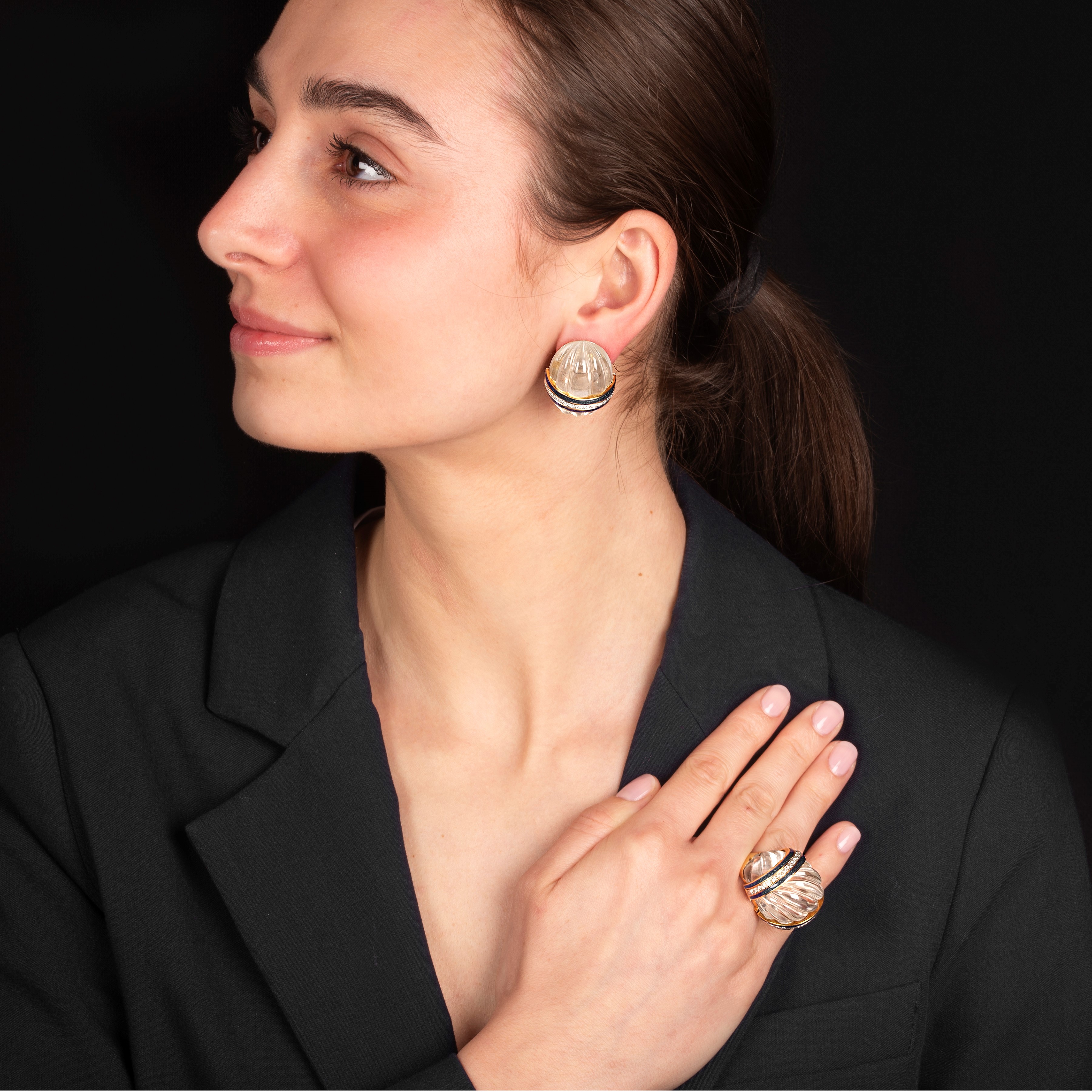 Orecchini a clips e anello in oro giallo 18 kt, cristallo dii rocca, diamanti e smalto blu