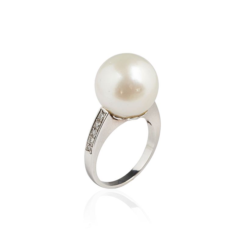 Anello in oro bianco 18 kt, diamanti e grande perla coltivata
