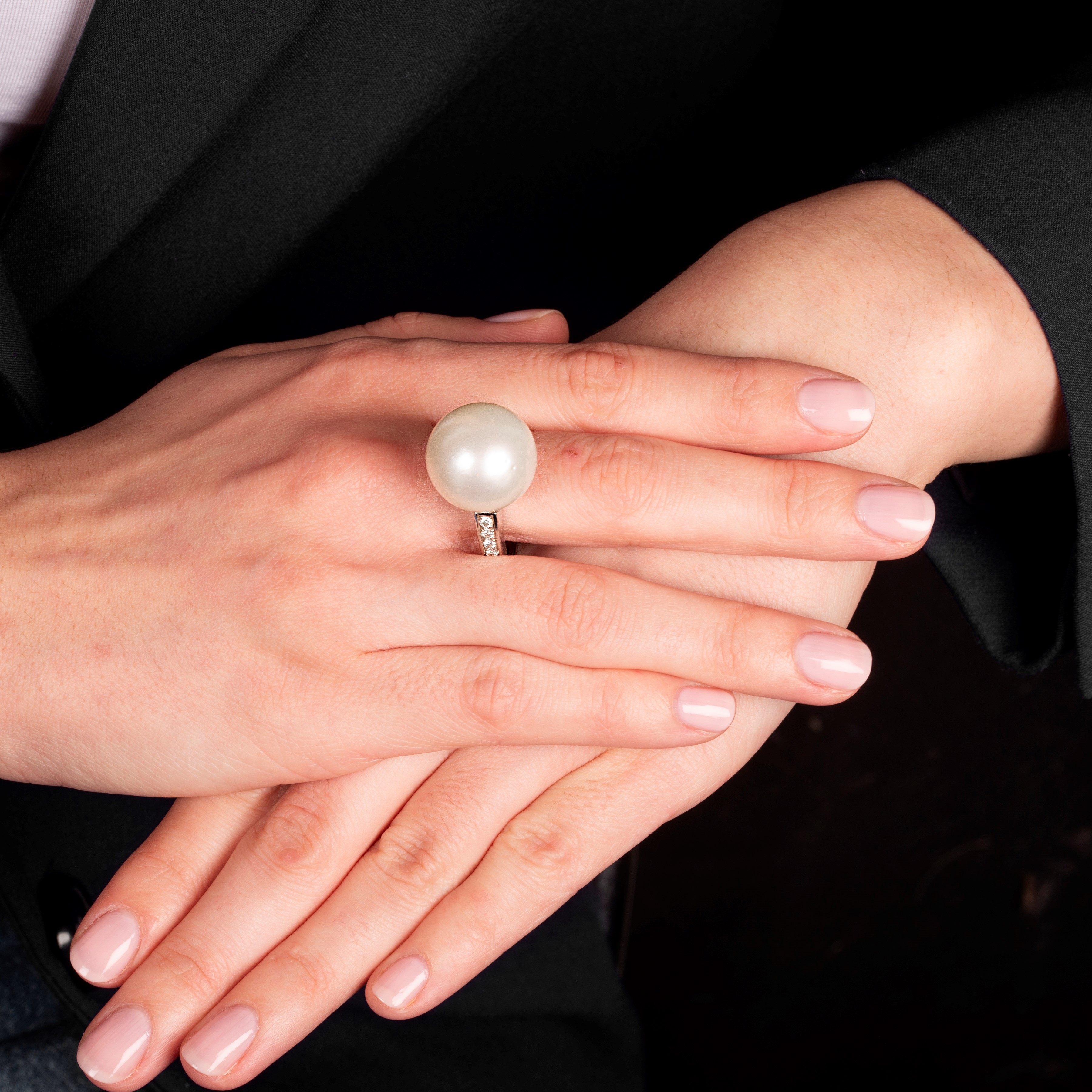 Anello in oro bianco 18 kt, diamanti e grande perla coltivata