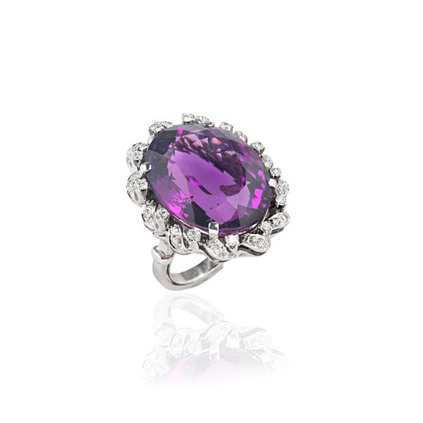 Large ring in 18 kt white gold, diamonds and amethyst