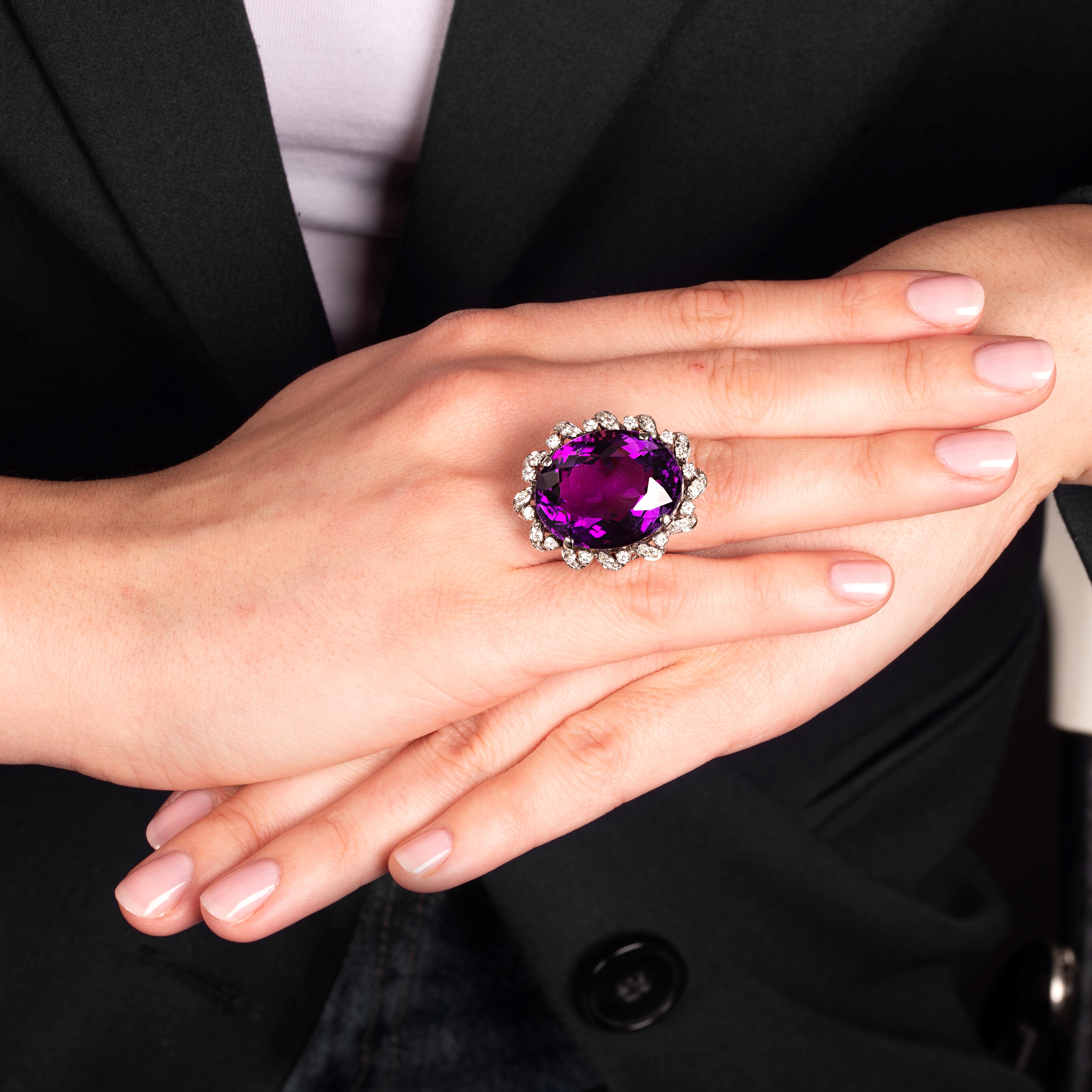 Grande anello in oro bianco 18 kt, diamanti e ametista