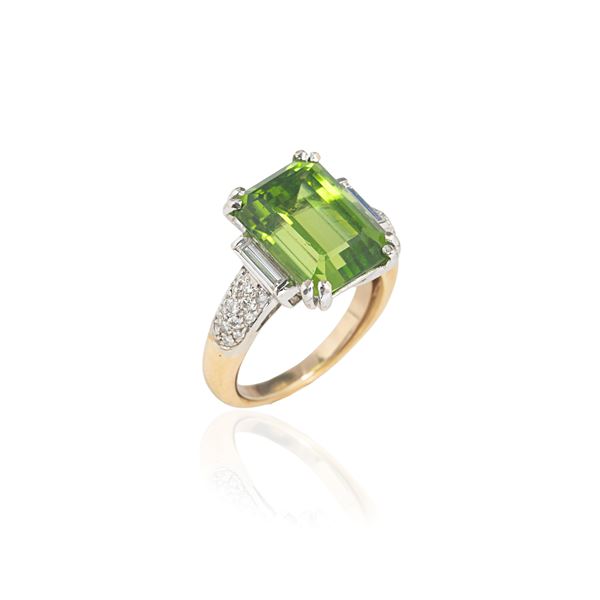 Ring in 18 kt yellow and white gold, diamonds and green peridot