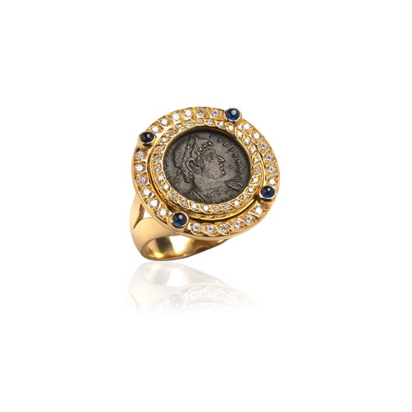 Ring in 18 kt yellow gold, diamonds, sapphires and ancient coin