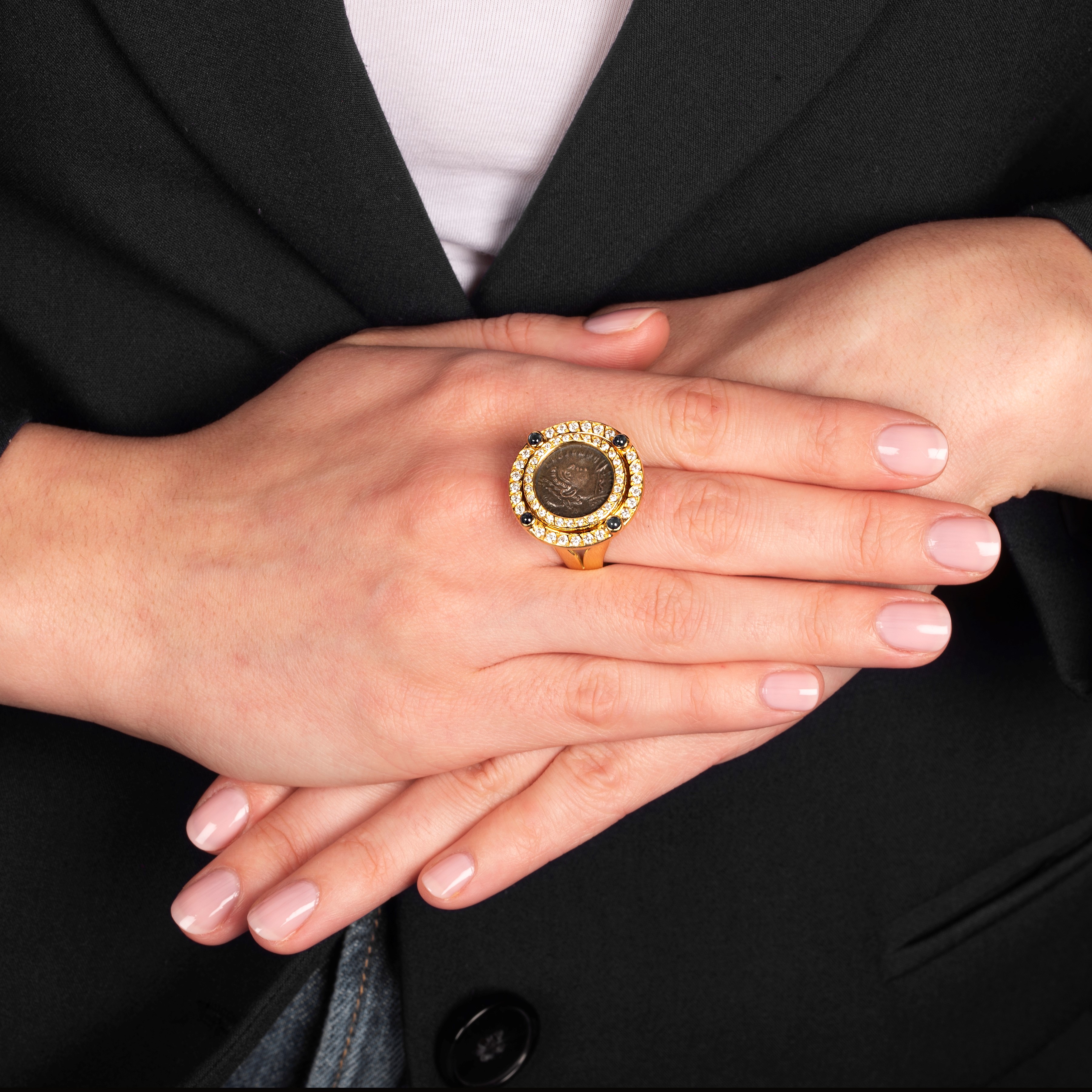 Anello in oro giallo 18 kt, diamanti, zaffiri e moneta antica