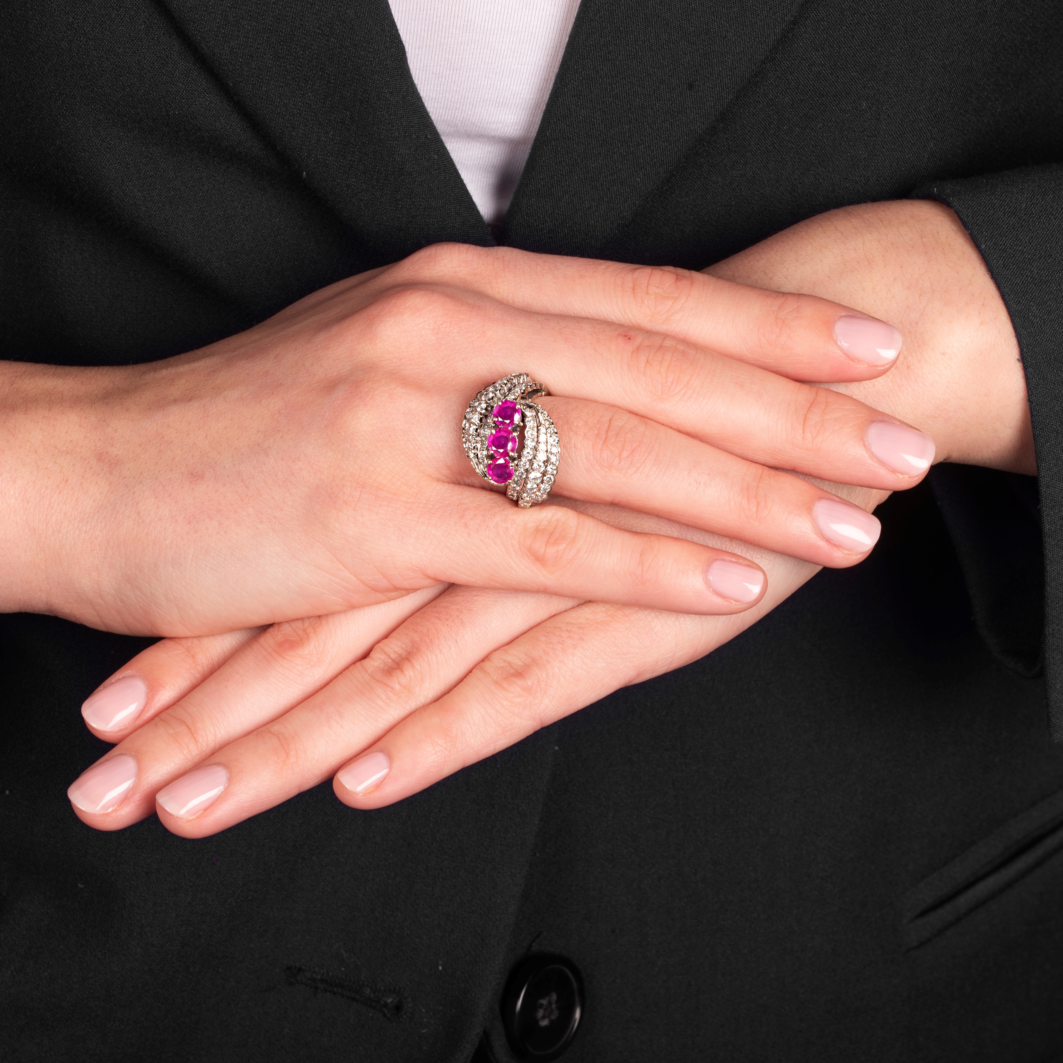 Anello in oro bianco 18 kt, diamanti e tre rubini